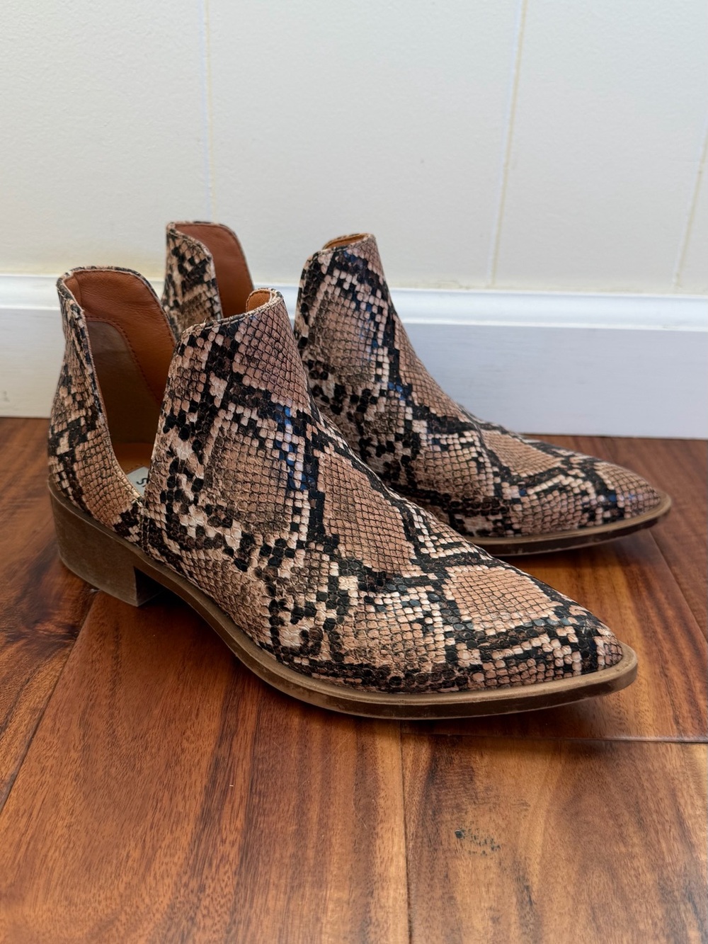 Steve Madden Snakeskin Print Cutout Slip On Chelsea Booties in Tan & Brown